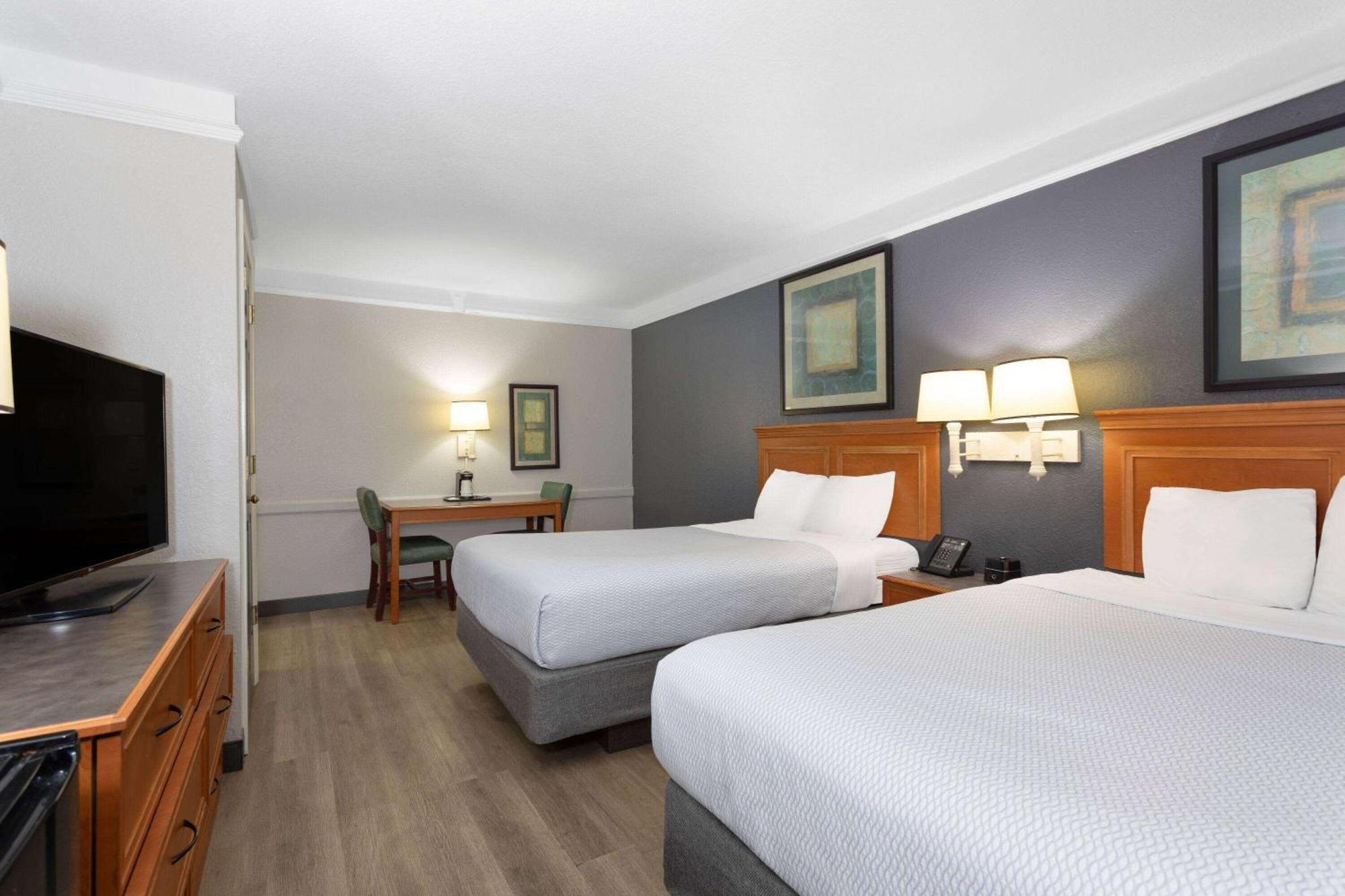La Quinta By Wyndham Pensacola Hotel