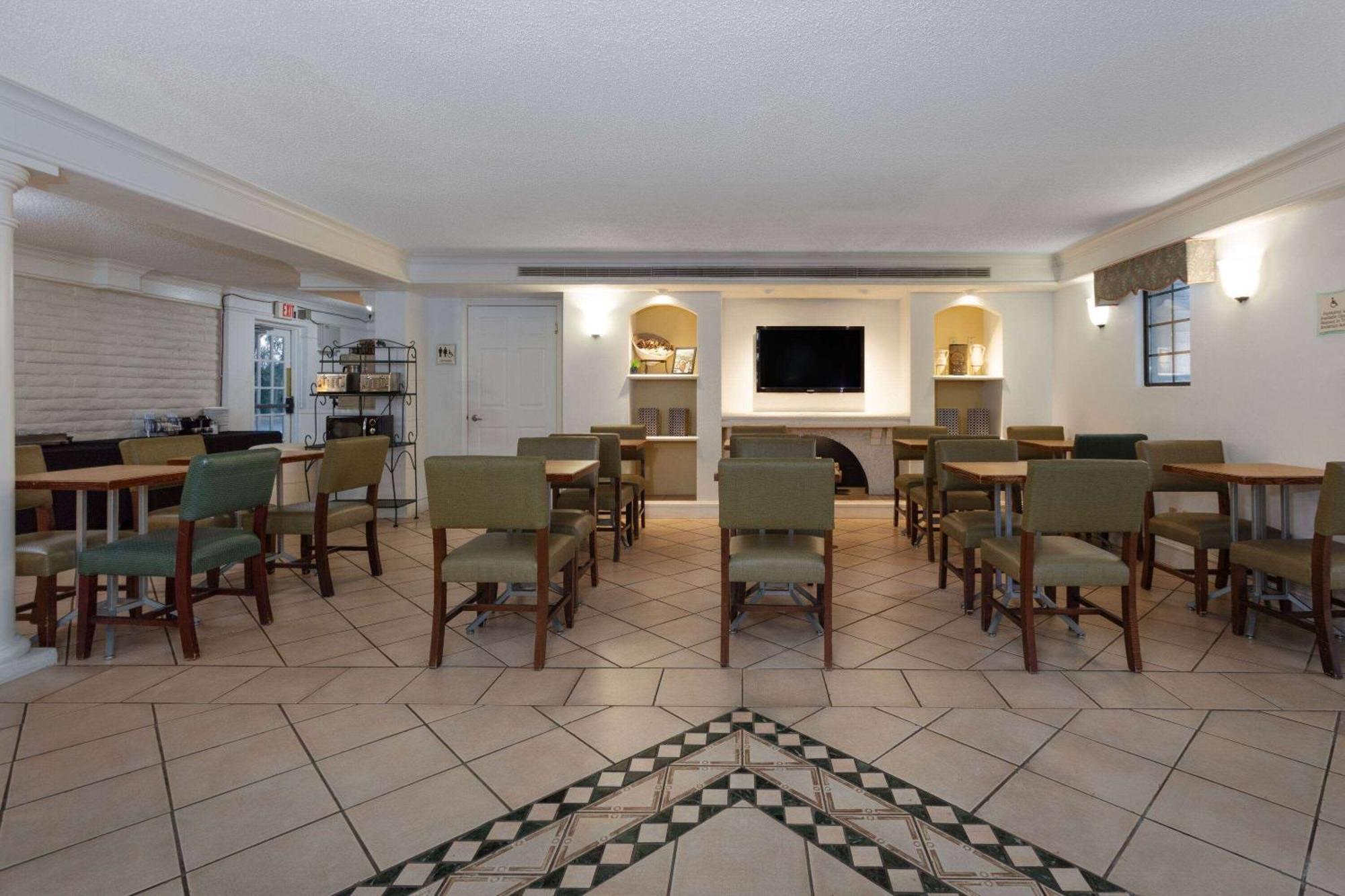 Hotel La Quinta By Wyndham Pensacola 3*